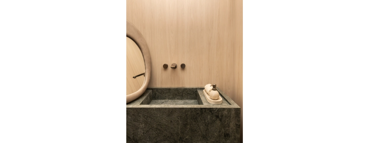 Design e Personalidade: Um Lavabo Que Une Materiais Naturais e Detalhes Exclusivos