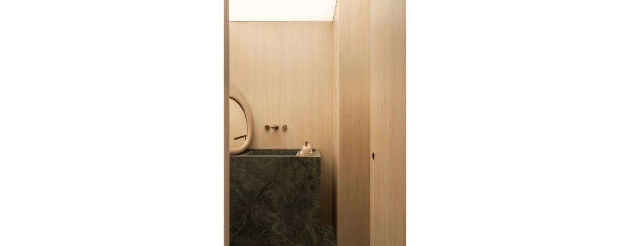 Design e Personalidade: Um Lavabo Que Une Materiais Naturais e Detalhes Exclusivos