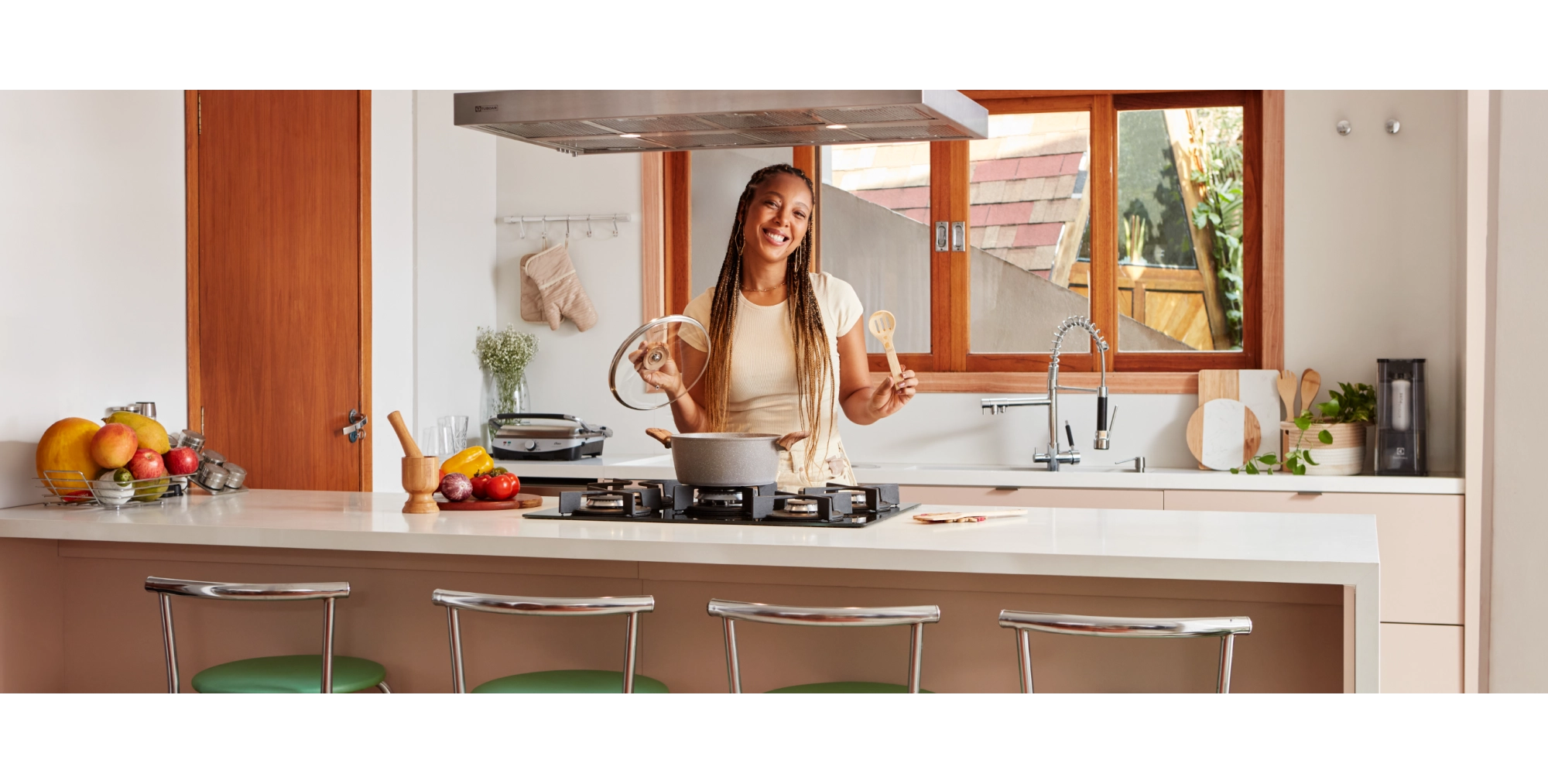 Negra Li reforma a casa com produtos Pingoo
