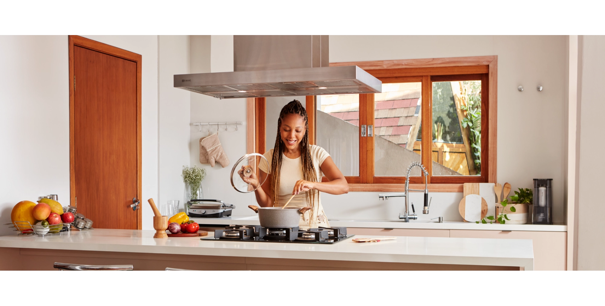 Negra Li reforma a casa com produtos Pingoo