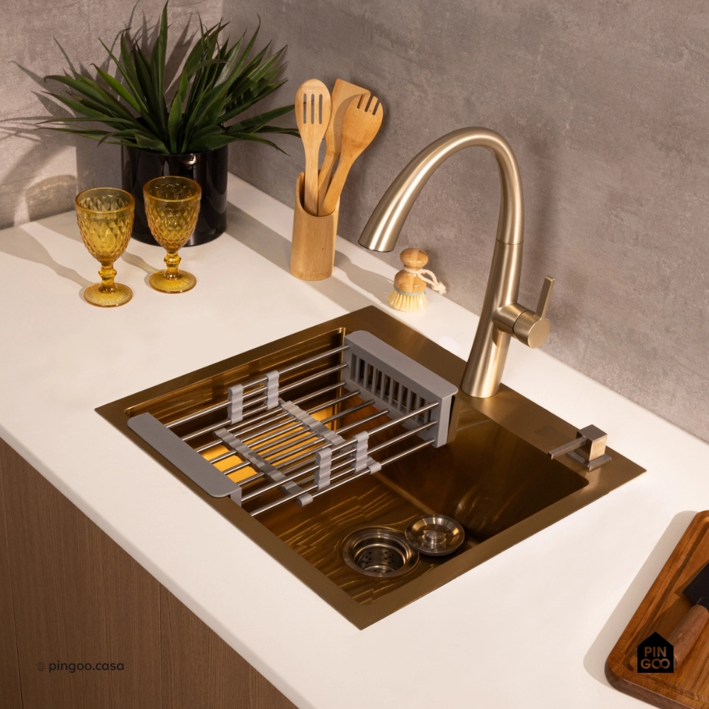Torneira para Cozinha Gourmet Misturador Monocomando Extensível Juruá Dourado Escovado