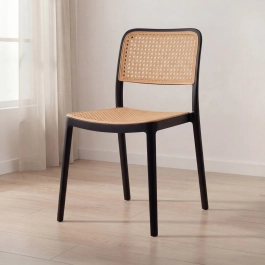 Cadeira de jantar Maya com design moderno e assento confortável - Preto