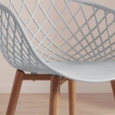 Cadeira de jantar Clarice Nest com design moderno e anatômico - Cinza