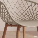 Cadeira de jantar Clarice Nest com design moderno e anatômico - Nude