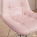Kit com 4 Cadeiras estofadas Charles Eames Eiffel Botonê DKR com pés de metal cromado - Rosa claro